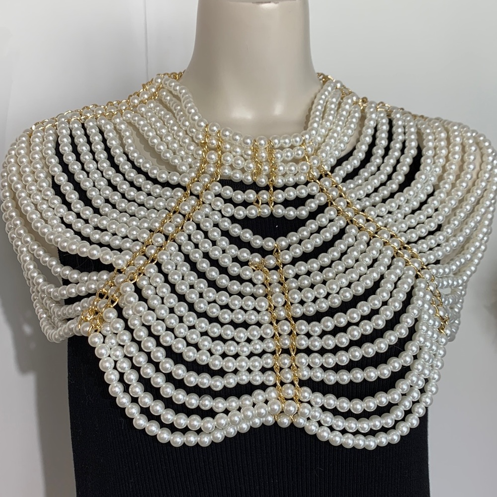 Elegant Pearl and Gold Necklace